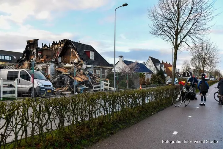 Schade door verwoestende brand in Hoorn bij daglicht goed zichtbaar. Vrouw zwaargewond, verdachte aangehouden