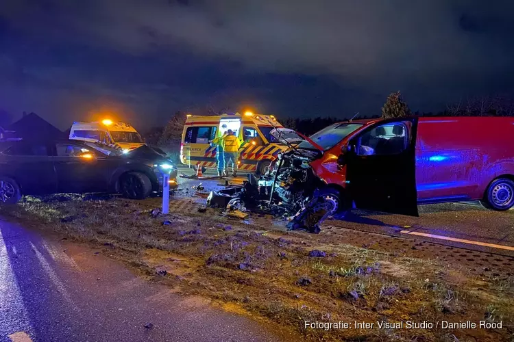 Frontale botsing op N506 in Schellinkhout, twee gewonden