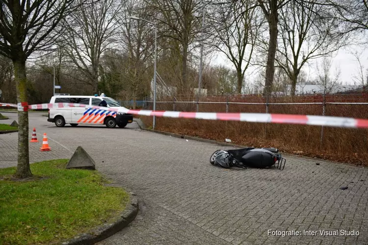 Politie tast in het duister bij aantreffen zwaargewonde scooterrijder