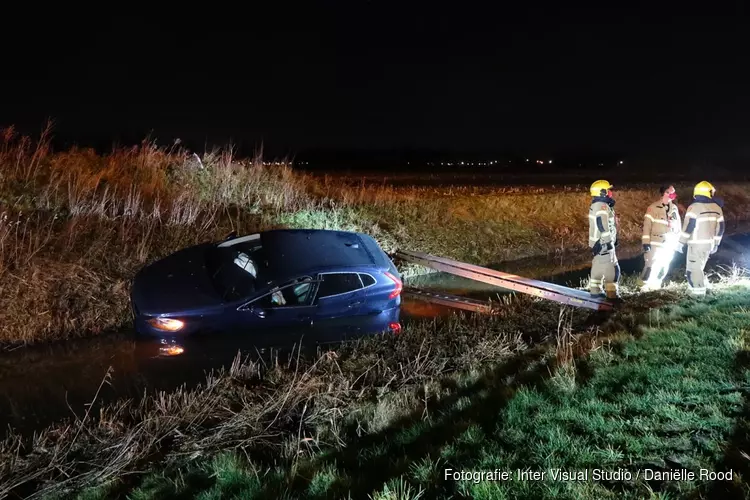 Auto raakt te water langs de Westfrisiaweg (N307) in Hoogkarspel