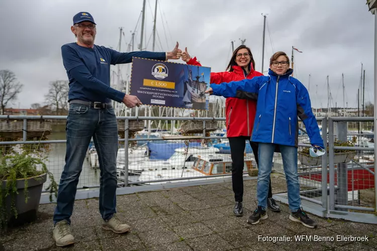 Vrijwilligers Halve Maen schenken fooienpot aan zeiljeugd