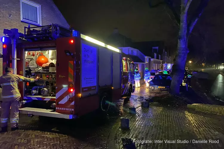 Persoon uit gracht gered in Enkhuizen