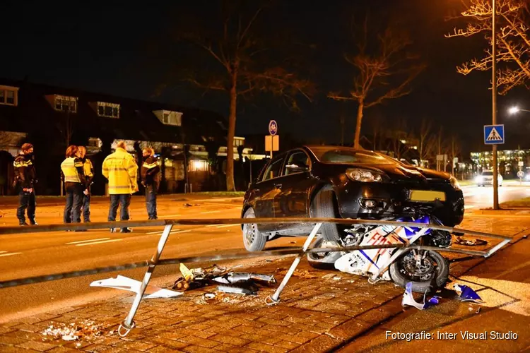 Motorrijder naar het ziekenhuis na aanrijding in Zwaag