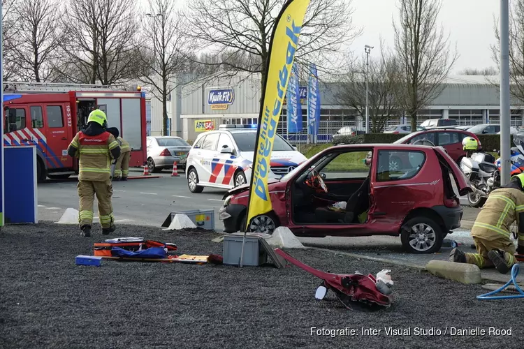 Botsing in Zwaag: automobilist bekneld