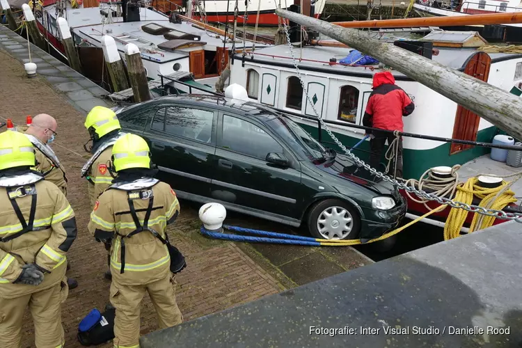 Automobilist tussen wal en het schip