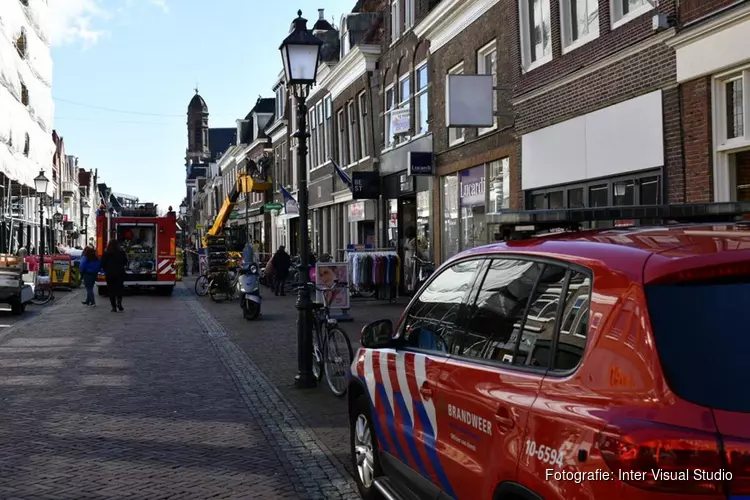 Deel gevel ingestort van opticien aan de Grote Noord in Hoorn