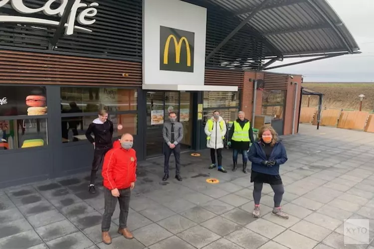 McDonald’s en wethouder Esther Heutink-Wenderich ruimen samen zwerfafval op