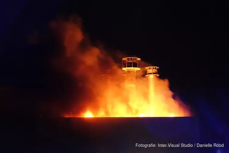 Uitslaande brand bij visbedrijf in Enkhuizen: één gewonde