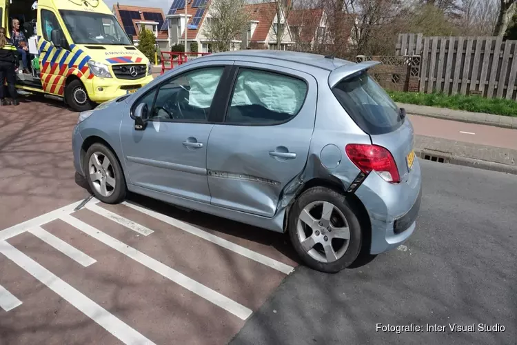 Veel schade bij ongeval met twee auto&#39;s in Opmeer