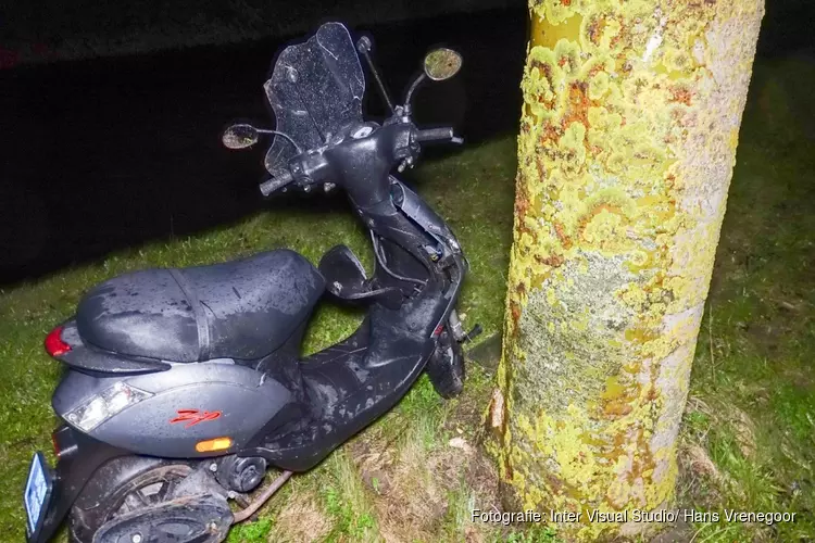 Scooterbestuurder zwaargewond aangetroffen in Andijk