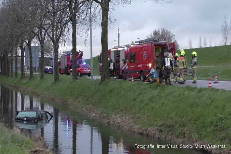 Voertuig te water langs de Lagere in Hoorn