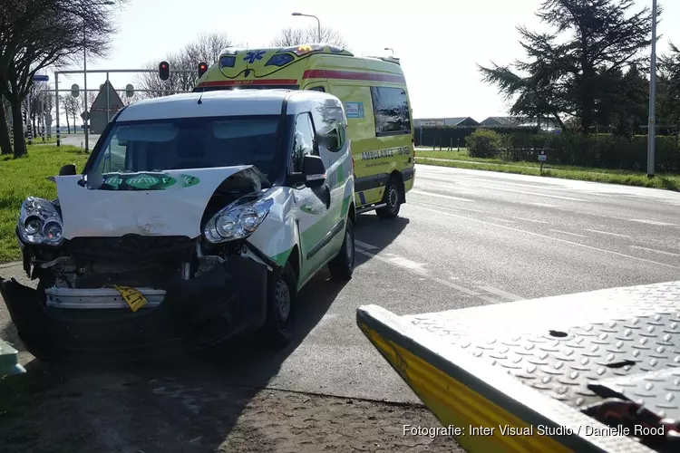 Bestelbus rijdt achterop taxi in Schellinkhout