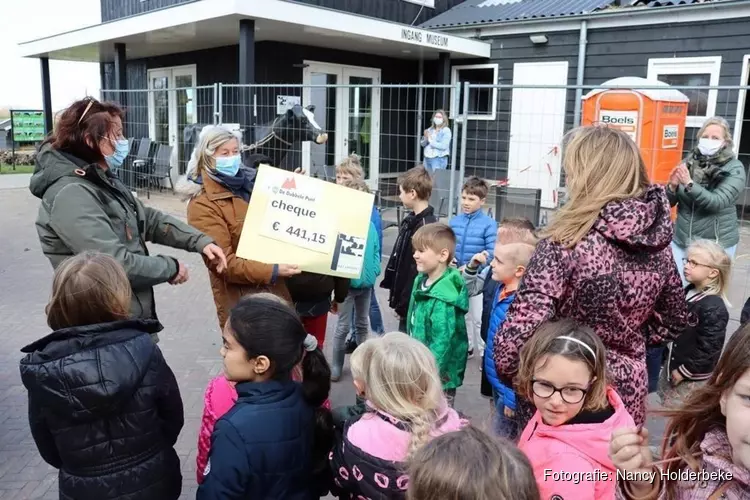 Kinderen van Aartswoud overhandigen cheque aan het Rundveemuseum