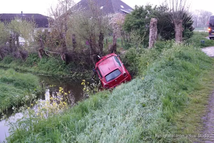 Auto belandt in sloot op Brakeweg in Medemblik