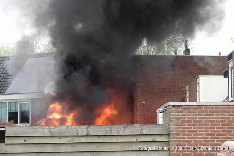 Flinke brand in achtertuin van woning in Enkhuizen