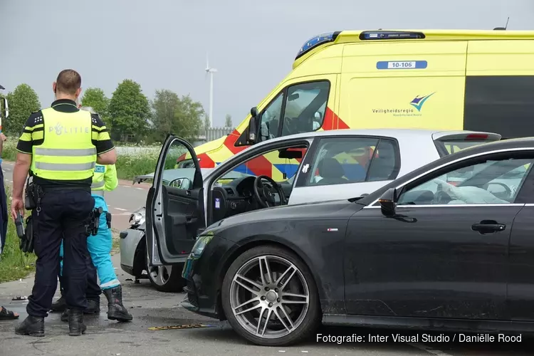 Twee auto&#39;s botsen in Andijk, persoon naar het ziekenhuis gebracht