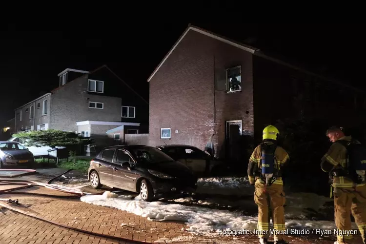 Auto tegen woning geduwd en in brand gestoken in Obdam