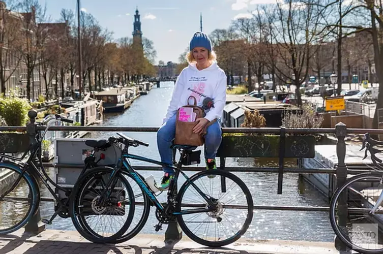 Borsten kwijt, baan kwijt, maar wel op de fiets met een missie!