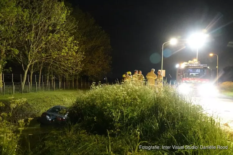 Auto vliegt uit de bocht in Wervershoof