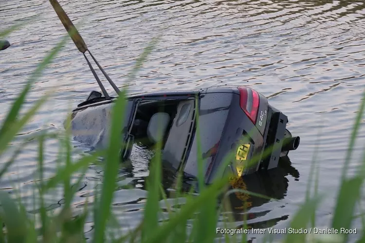 Auto te water in Midwoud, ambulance komt vast te zitten