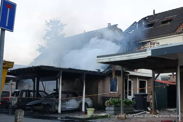 Enorme schade na verwoestende brand in Zwaag bij daglicht goed zichtbaar