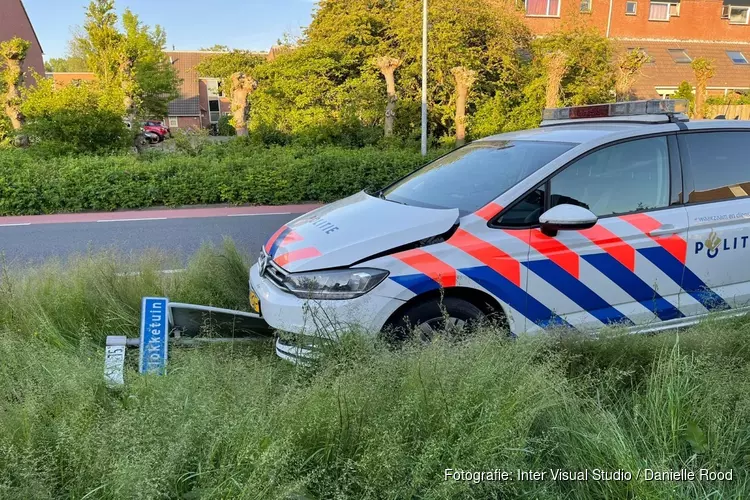 Politieauto onderweg naar spoedmelding crasht in Zwaag