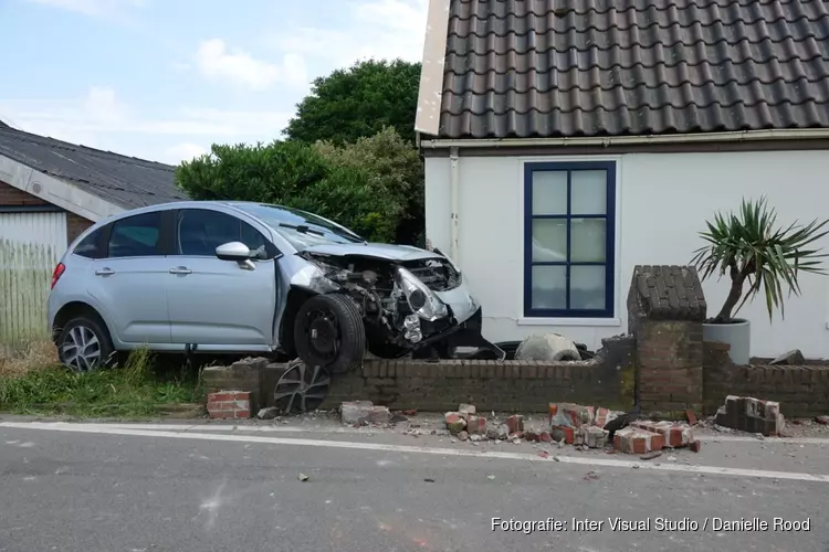 Auto rijdt tegen huis in Berkhout