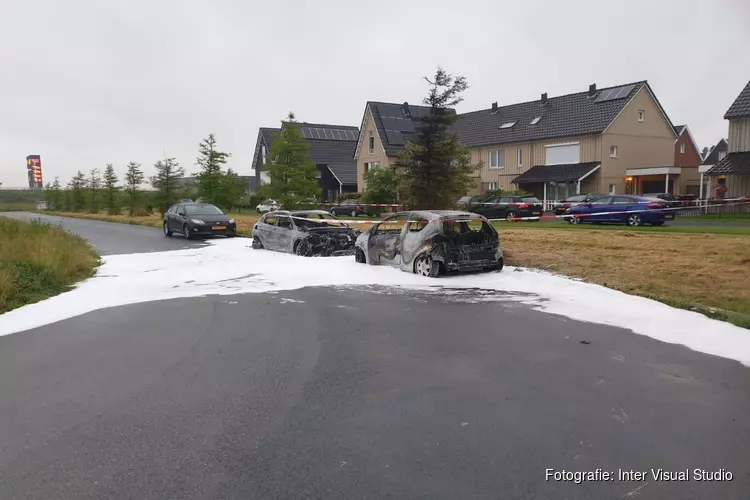 Twee auto&#39;s door brand verwoest in Zwaag