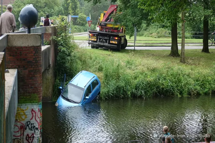 Auto raakt ter water in Zwaag