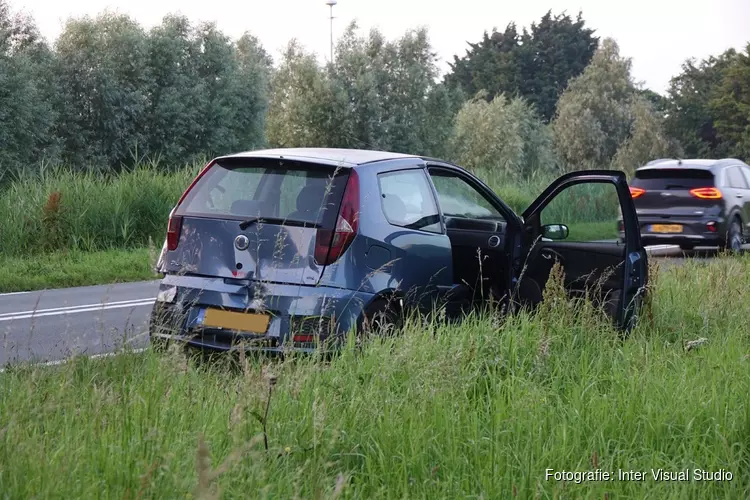 Auto&#39;s botsen bij Enkhuizen, getuige rijdt gevluchte betrokkene klem