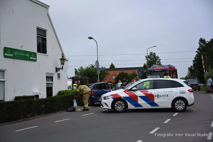 Auto uit de bocht gevlogen: café en andere auto geraakt