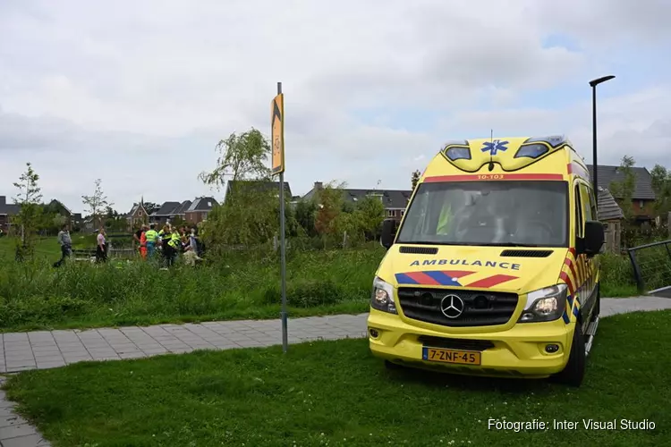 Persoon te water op de Hazeweel in Zwaag