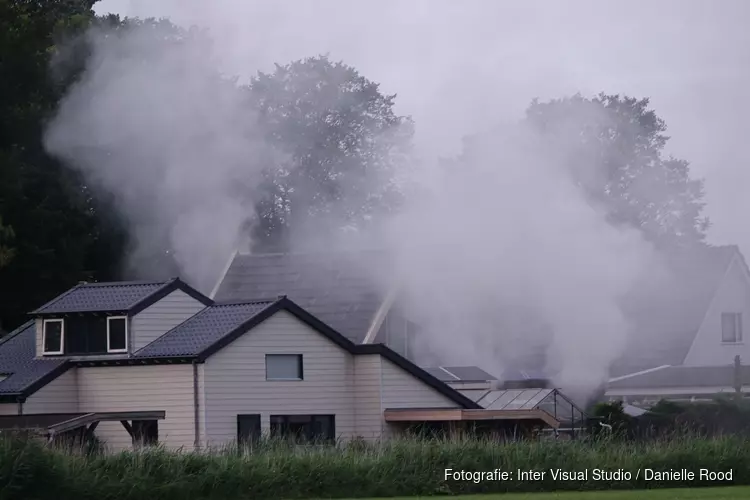 Schuurbrand door zonnepanelen in Andijk