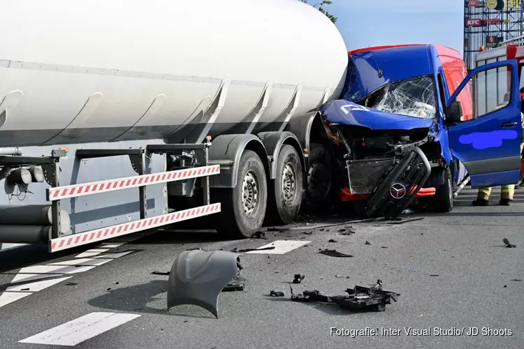 Botsing busje met tankwagen in Zwaag