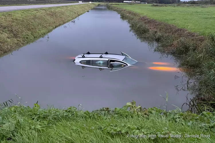 Bestuurder rijdt met auto water in