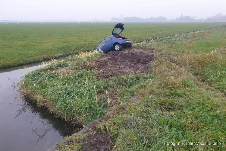 Bestuurster verliest macht over het stuur een belandt in sloot in Hoogwoud