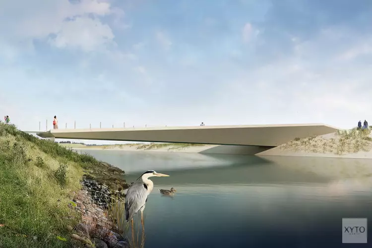 Drie bruggen verbinden historische dijk met het stadsstrand