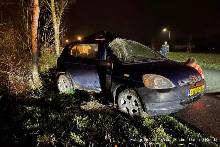 Auto eindigt tegen boom in Zwaag