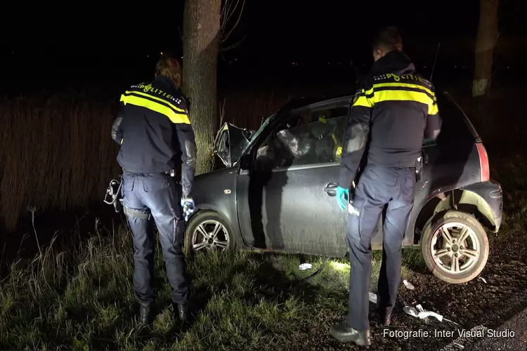 Automobilist zwaargewond na crash tegen boom op A.C. De Graafweg