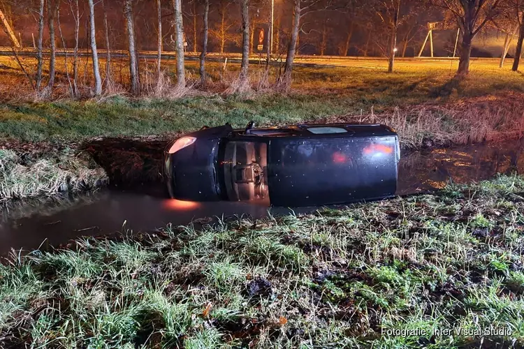 Auto te water in Hoorn, eigenaar duikt plotseling op uit de bosjes