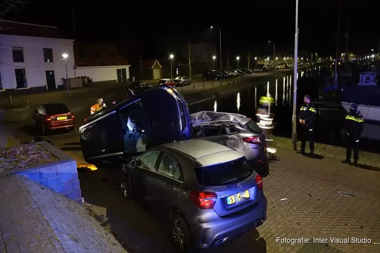 Auto rijdt van dijk af in Medemblikse haven en zorgt voor enorme ravage