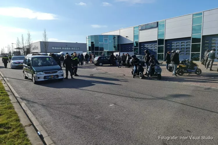 Ongeval tijdens scooterbijeenkomst in Opmeer, bestuurder gaat er vandoor