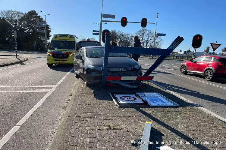 Automobilist rijdt tegen plaatsnaambord