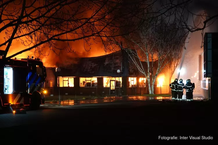 Grote uitslaande brand in bedrijfsverzamelgebouw in Hem