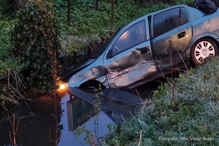 Auto te water na ongeval op N242 bij Opmeer