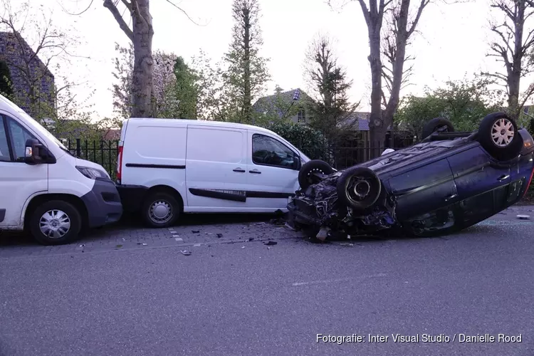 Auto belandt op de kop in Hoogkarspel