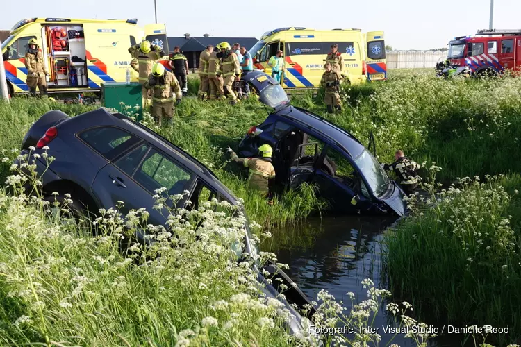 Twee auto&#39;s in de sloot na botsing in Andijk