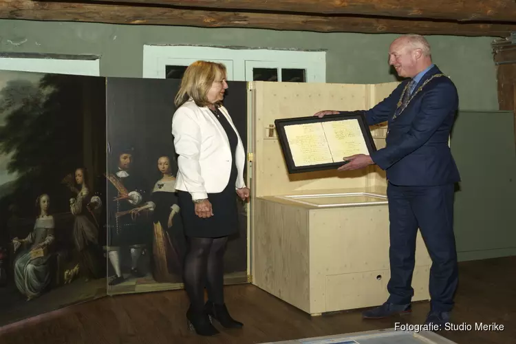 Burgemeester Enkhuizen opent Pakhuis vol verhalen - Aankoopbewijs Cornelis Valentijn op z&#39;n plek op Peperzolder