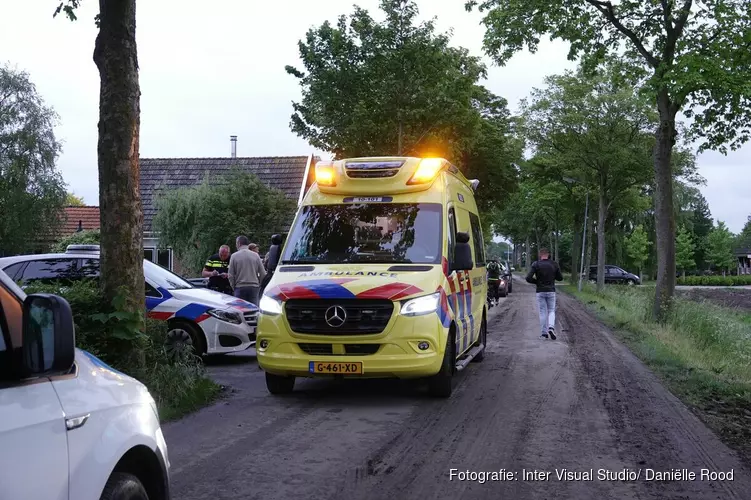 Prut op de weg in Westwoud, motorrijders onderuit