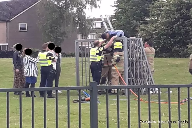 Jongetje door brandweer bevrijdt uit doeltje in Bovenkarspel